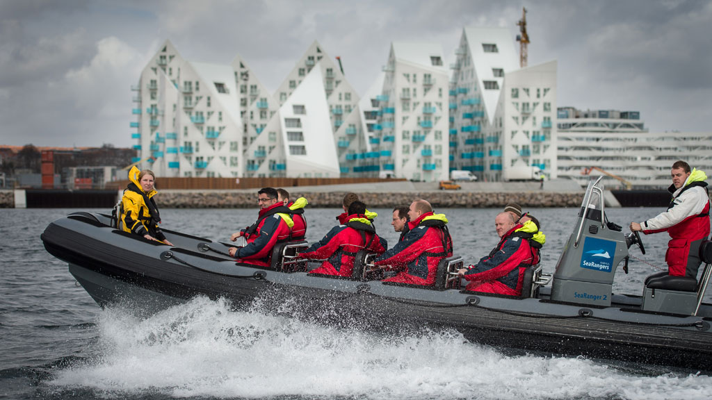 På tur med Aarhus Searangers på Aarhus Bugt, udsigt til Aarhus Ø og Isbjerget