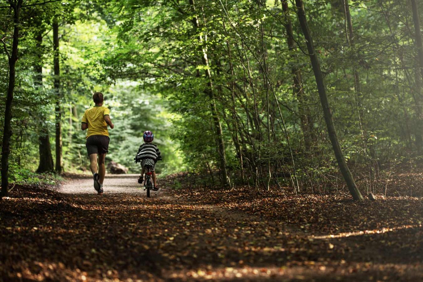 Aktiv far og barn i skoven, Aarhus.