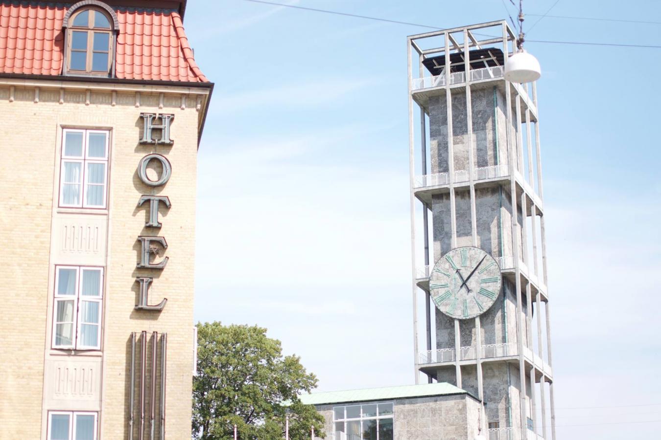 Bybillede af Aarhus rådhus og hotel.