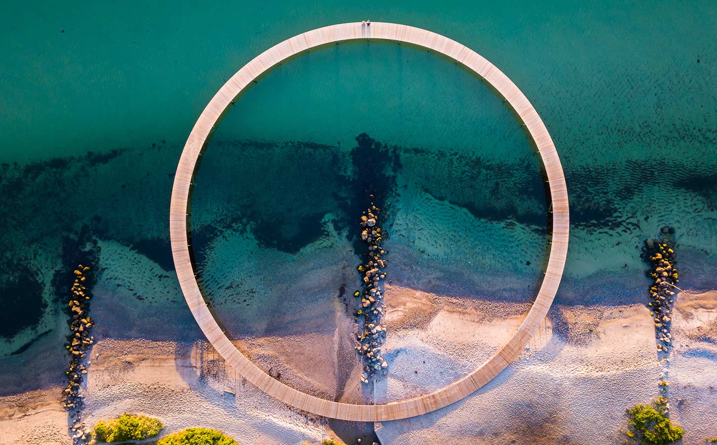 Den uendelige bro fra oven på en smuk sommerdag, Aarhus