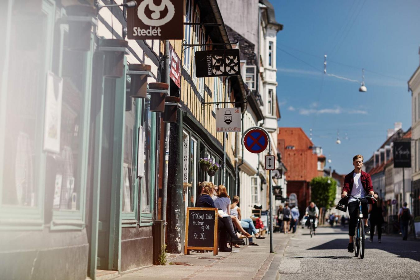 Kagge og cykel en sommerdag i Vestergade, Aarhus, VisitAarhus