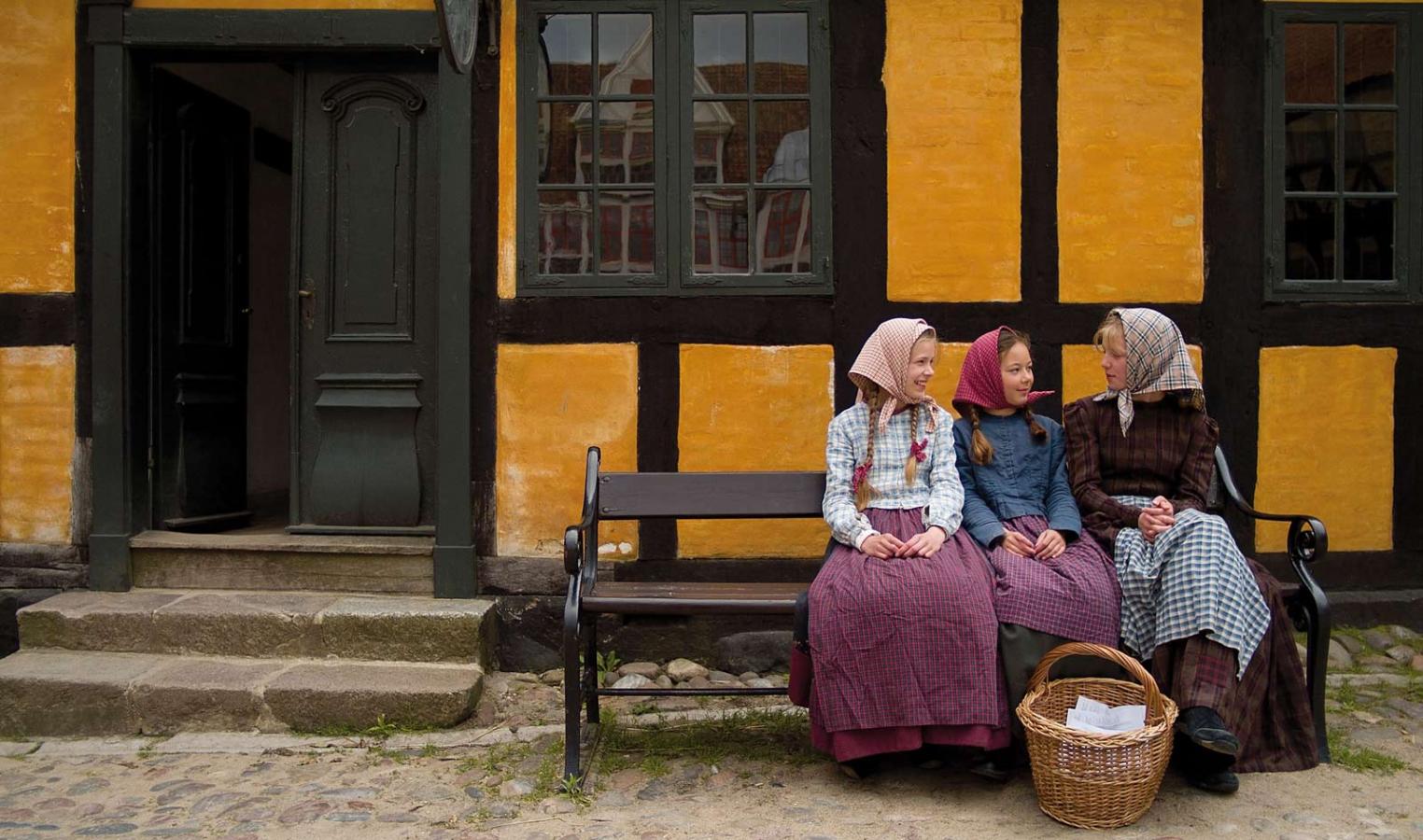 Piger på bænk i Den Gamle By, Aarhus