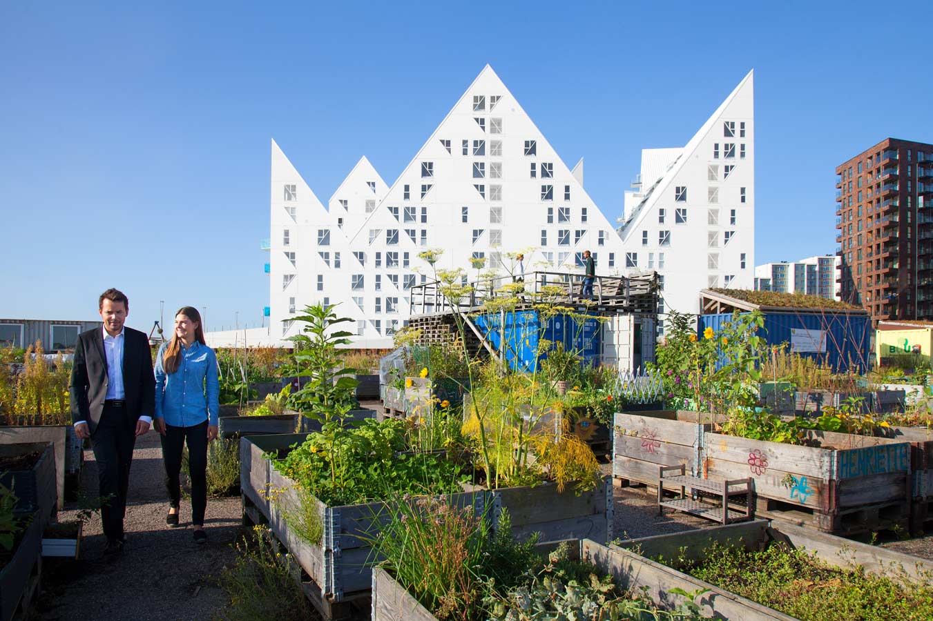 Tag en tur til Aarhus Ø, det nyeste område i Aarhus, og nyd havets brusen og den friske luft.