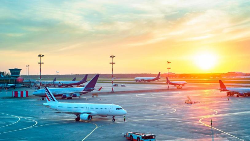 Fly og solnedgang ved Aarhus Lufthavn.