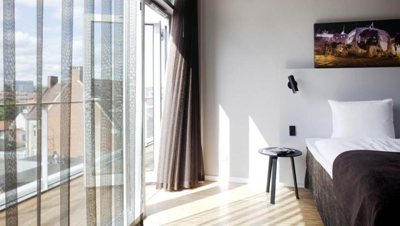 Flot udsigt fra suite view værelse på Scandic Aarhus City. Bliv veludhvilet og klar til næste dags konference.