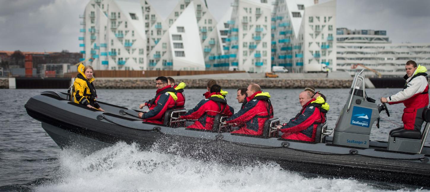 På tur med Aarhus Searangers på Aarhus Bugt, udsigt til Aarhus Ø og Isbjerget