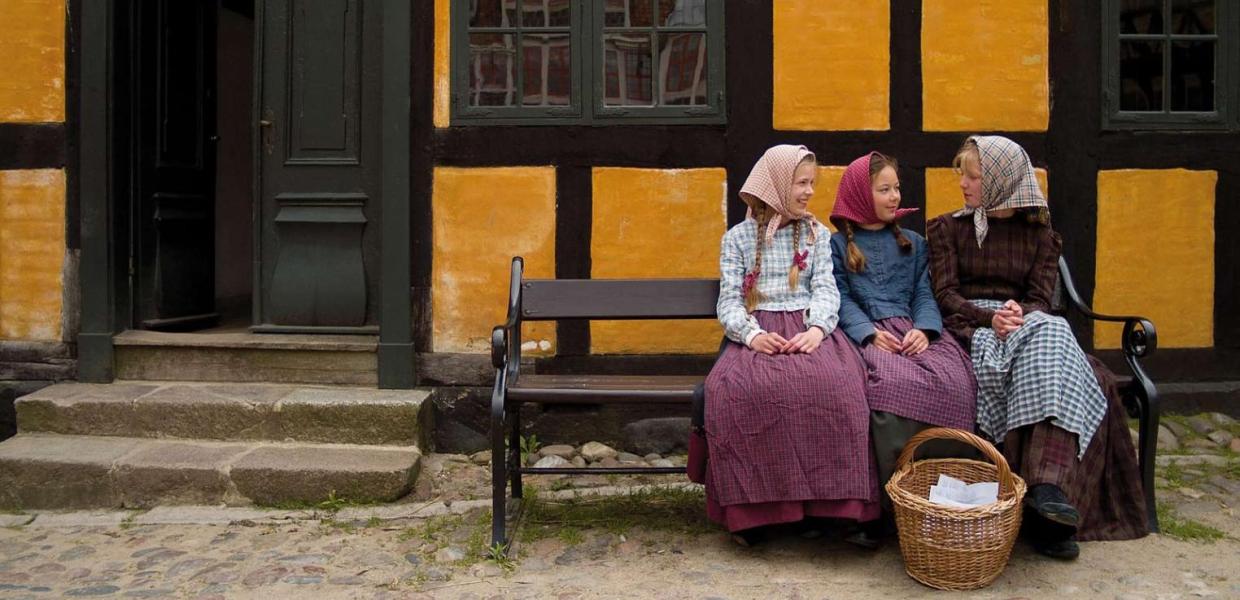 Piger på bænk i Den Gamle By, Aarhus