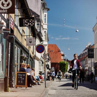 Kagge og cykel en sommerdag i Vestergade, Aarhus, VisitAarhus