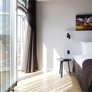 Flot udsigt fra suite view værelse på Scandic Aarhus City. Bliv veludhvilet og klar til næste dags konference. 